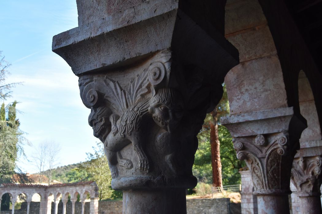 cloître, galerie sud, détail d’un chapiteau sculpté