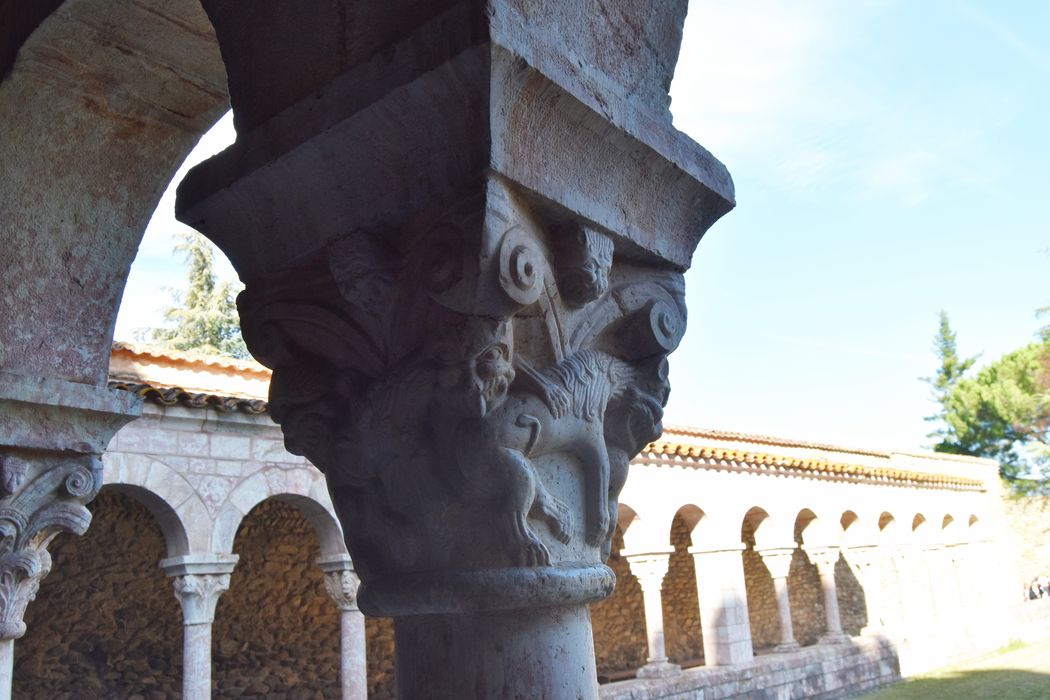 cloître, galerie sud, détail d’un chapiteau sculpté