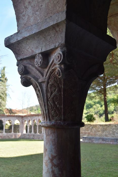 cloître, galerie sud, détail d’un chapiteau sculpté