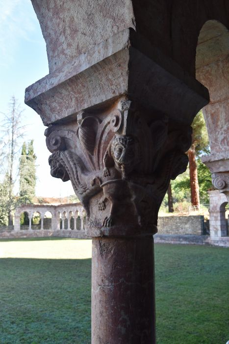 cloître, galerie sud, détail d’un chapiteau sculpté