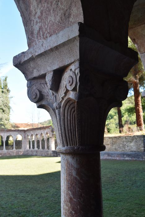 cloître, galerie sud, détail d’un chapiteau sculpté