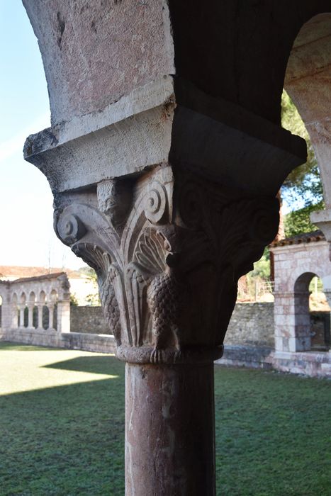cloître, galerie sud, détail d’un chapiteau sculpté