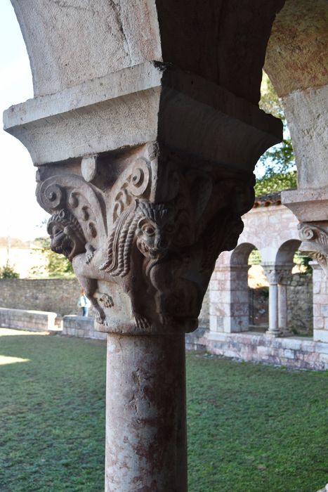 cloître, galerie sud, détail d’un chapiteau sculpté