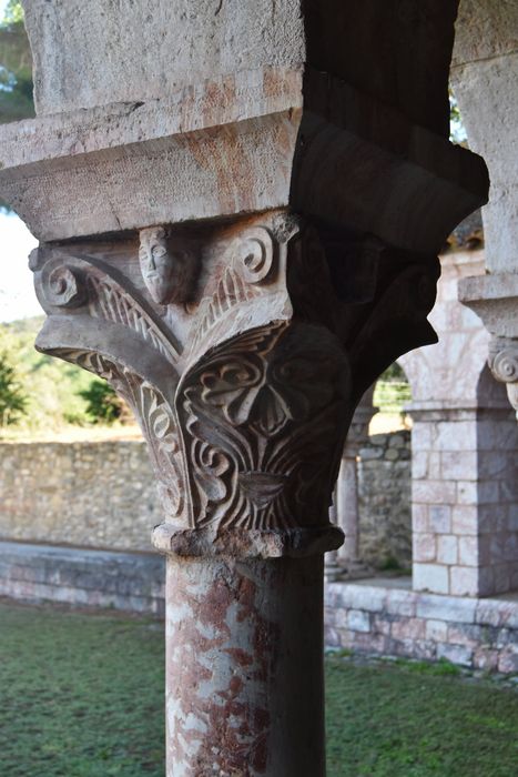 cloître, galerie sud, détail d’un chapiteau sculpté