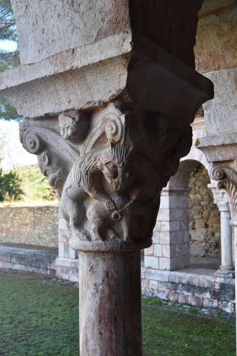 cloître, galerie sud, détail d’un chapiteau sculpté