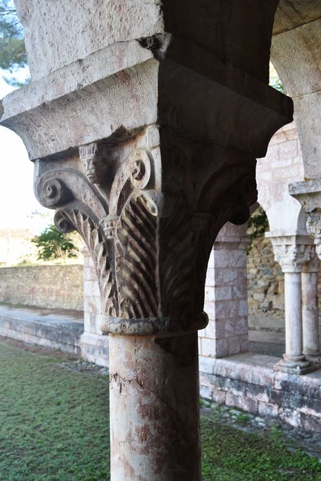 cloître, galerie sud, détail d’un chapiteau sculpté
