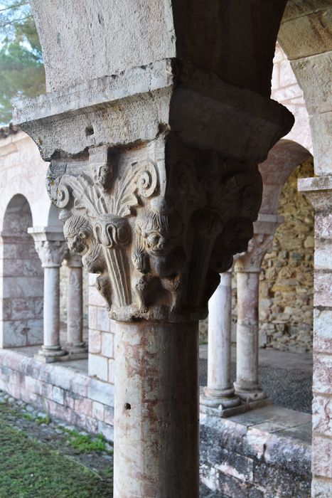 cloître, galerie sud, détail d’un chapiteau sculpté