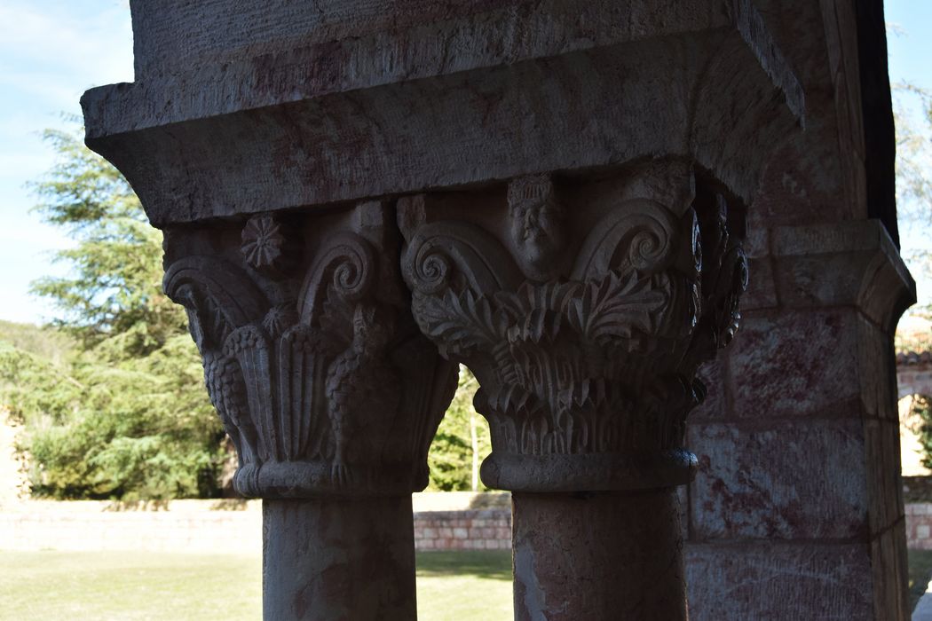 cloître, galerie est, détail de deux chapiteaux sculptés
