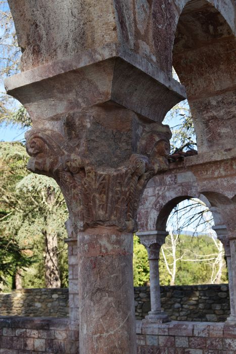 cloître, galerie est, détail d’un chapiteau sculpté