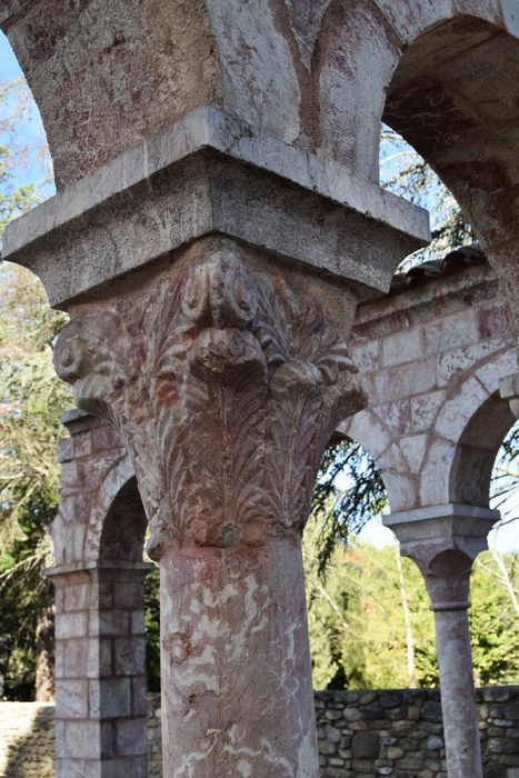 cloître, galerie est, détail d’un chapiteau sculpté