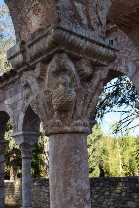cloître, galerie est, détail d’un chapiteau sculpté