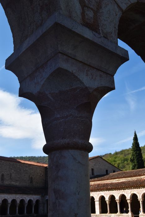 cloître, galerie nord, détail d’un chapiteau