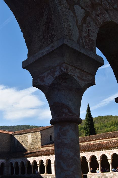 cloître, galerie nord, détail d’un chapiteau