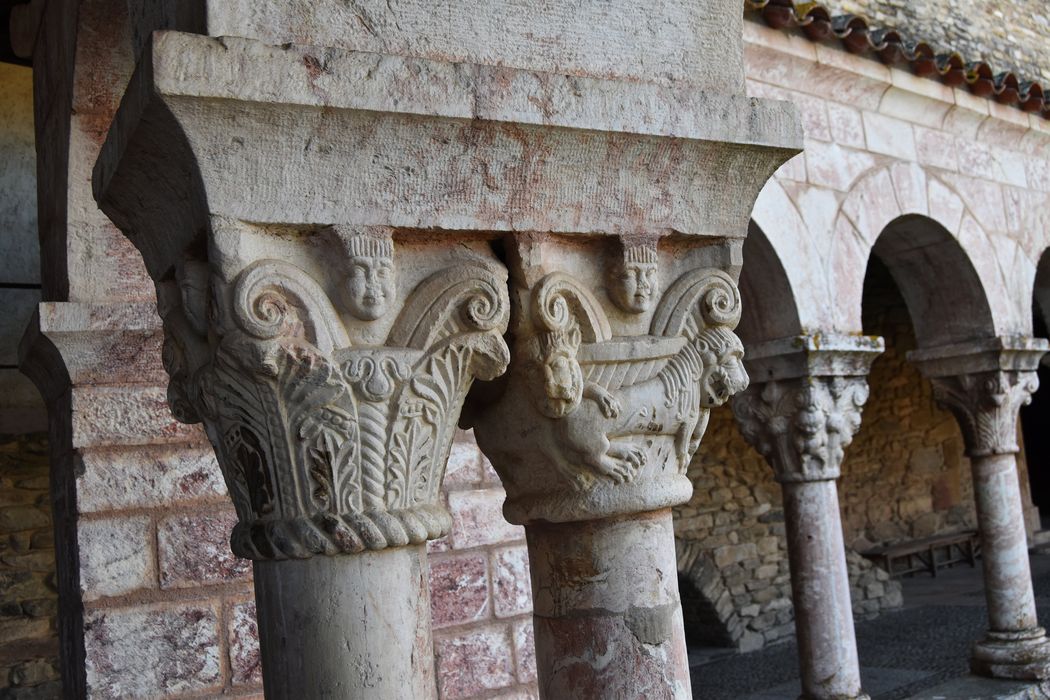 cloître, galerie est, détail de deux chapiteaux sculptés