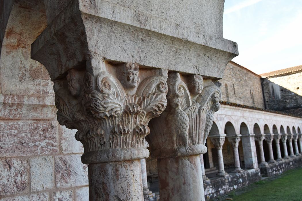 cloître, galerie est, détail de deux chapiteaux sculptés