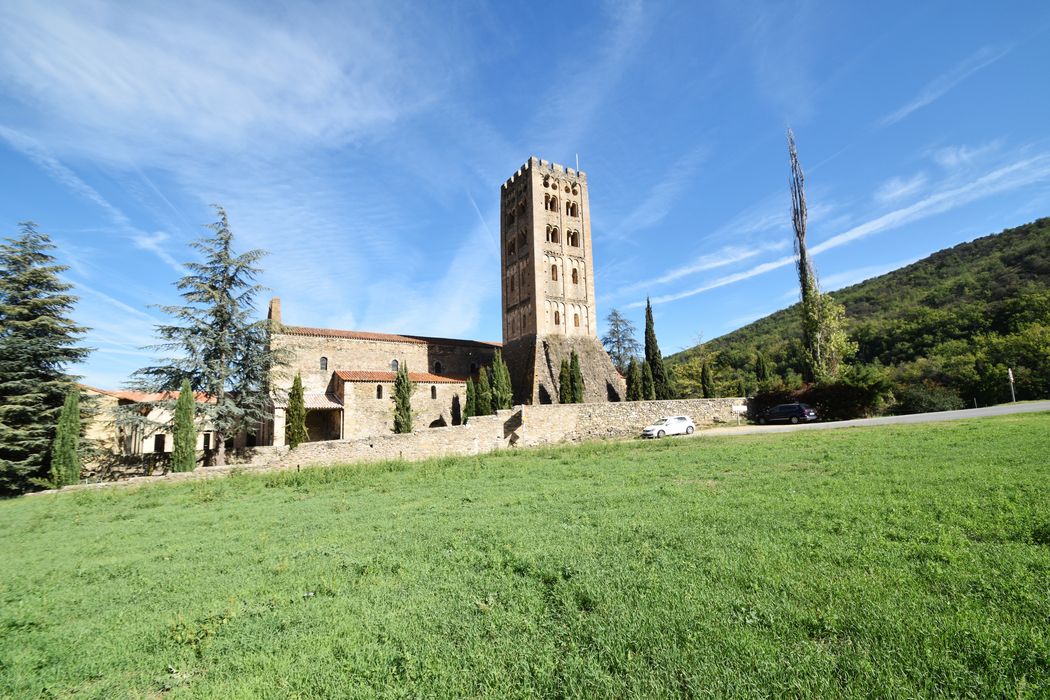 vue générale de l’église abbatiale dans son environnement depuis le Sud