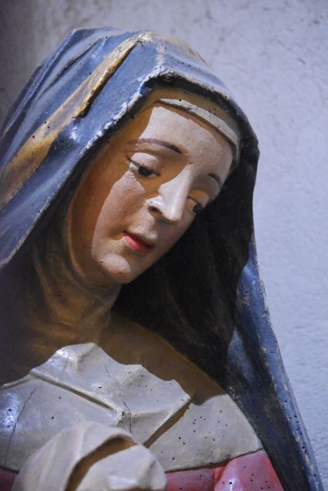 statue formant une mise au tombeau, détail de sainte Marie