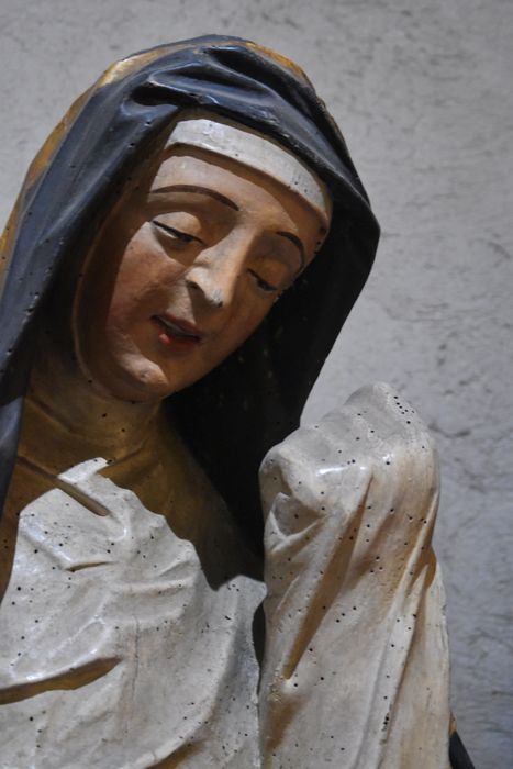 statue formant une mise au tombeau, détail de Vierge