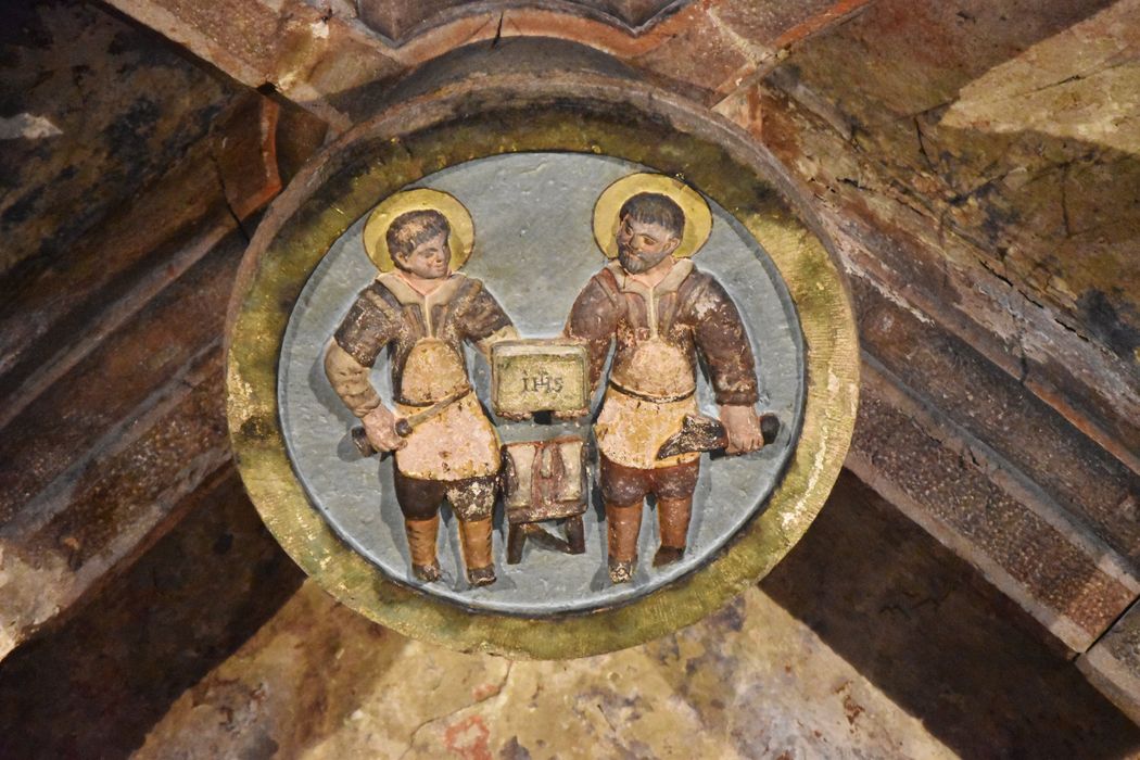 chapelle Notre-Dame-des-Victoires, détail de la clef de voûte représentant saints Crépin et Crépinien