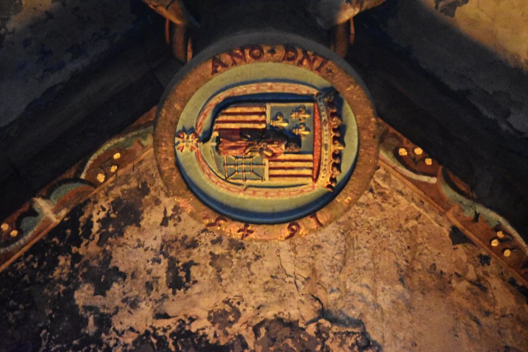 chapelle de la porte latérale, détail de la clef de voûte armoriée avec les armes de la ville de Prades « écartelé, au 1er les armes de France / au 2e et 3e les armes de Catalogne et au 4e les armes de Navarre / un saint Pierre brochant le tout : l’écu timbré d’une couronne royale et entouré d’un collier de saint Esprit »