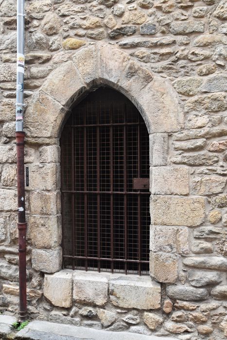façade sud sur la rue Saint-Jacques, porte d’accès