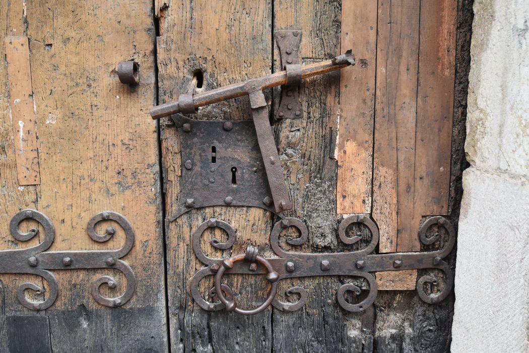 façade latérale nord, portail d’accès à gauche, détail de la serrure et des pentures