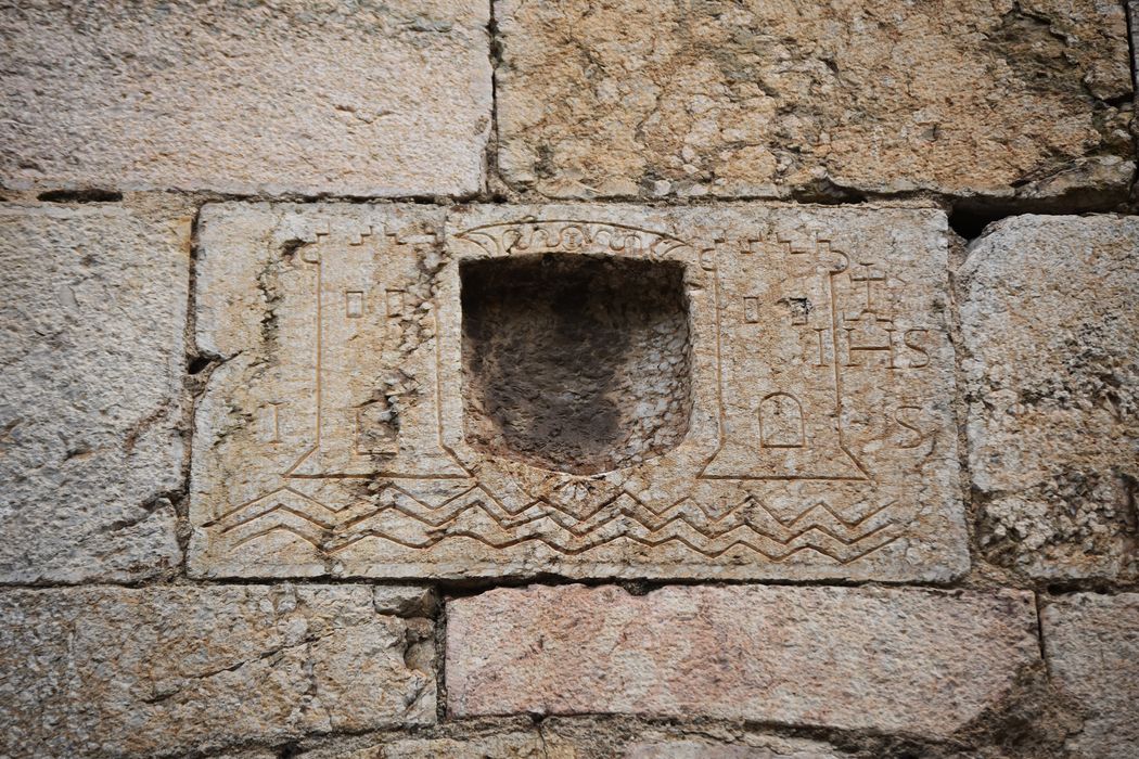 porte Comtale à l’est, détail de la pierre gravée située au-dessus de la porte