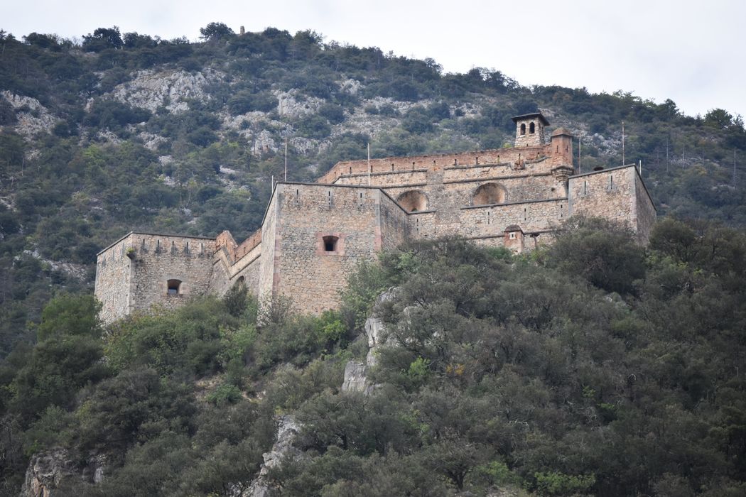 vue générale du fort dans son environnement depuis la place du Génie