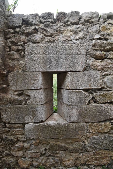 remparts nord, élévation ouest du chemin de ronde, détail d’une archère