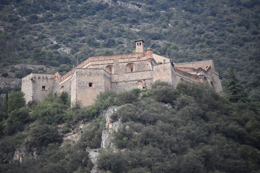vue générale du fort dans son environnement depuis le Sud-Est