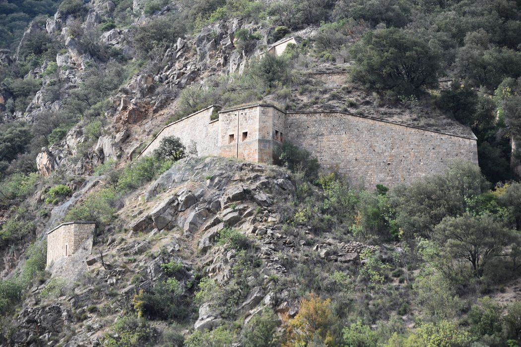 vue générale du bastion interne entre le fort Libéria et la ville de Villefranche-de-Conflent