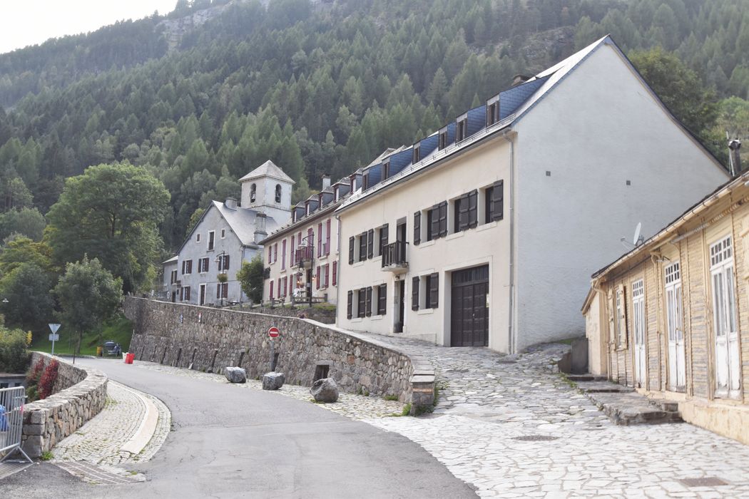 vue partielle de l’église dans son environnement depuis le Nord-Est