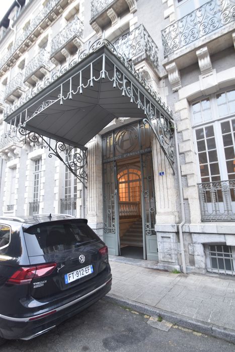 façade est sur rue, porte d’accès au vestibule d’entrée