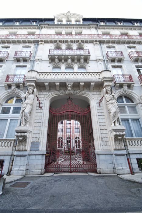 façade est sur rue, porche d’accès à la cour intérieure