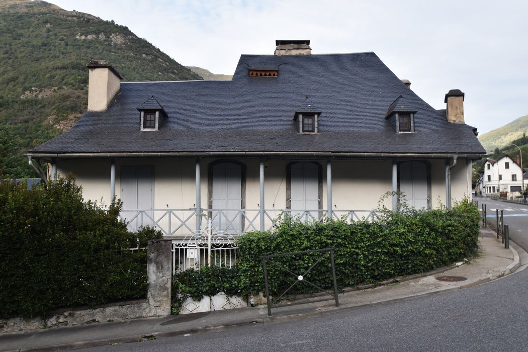 façade sud-ouest sur rue