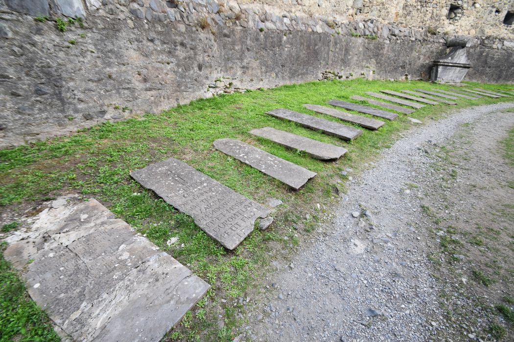 vue partielle du cimetière à l’intérieur de l’enceinte