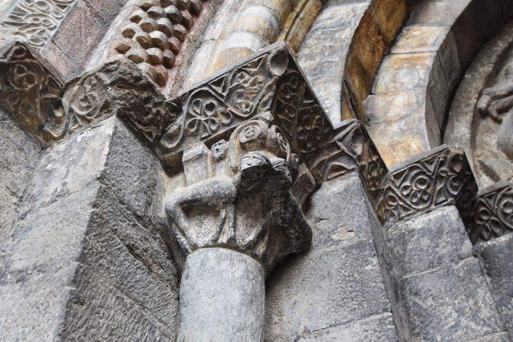 portail d’accès nord, détail d’un chapiteau sculpté