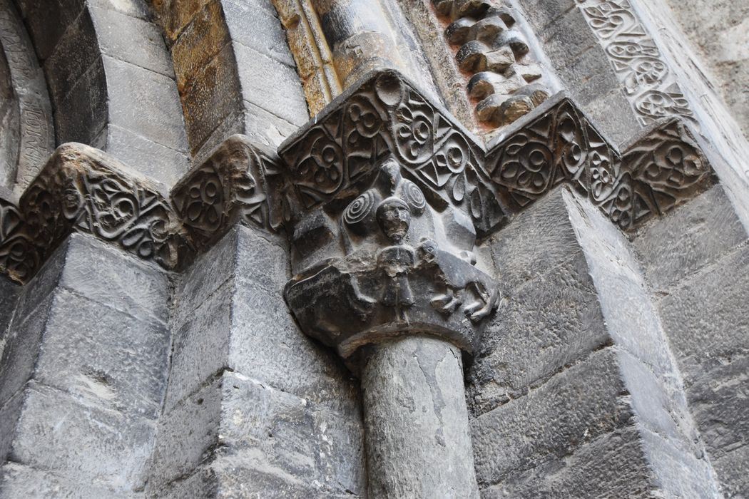 portail d’accès nord, détail d’un chapiteau sculpté