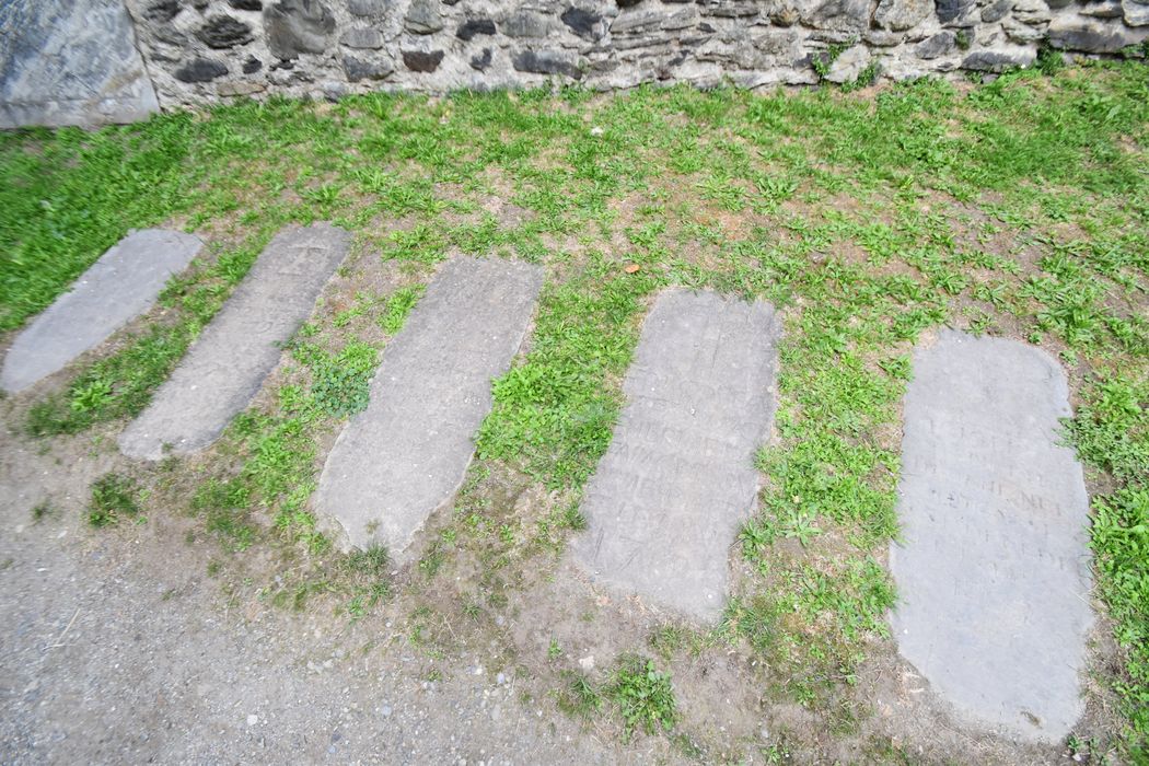 vue partielle du cimetière à l’intérieur de l’enceinte