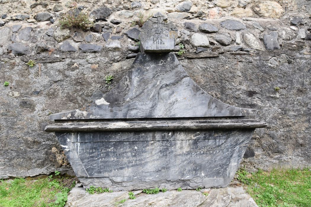 monument funéraire contre le mur d’enceinte est