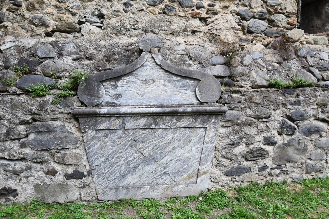 monument funéraire contre le mur d’enceinte est
