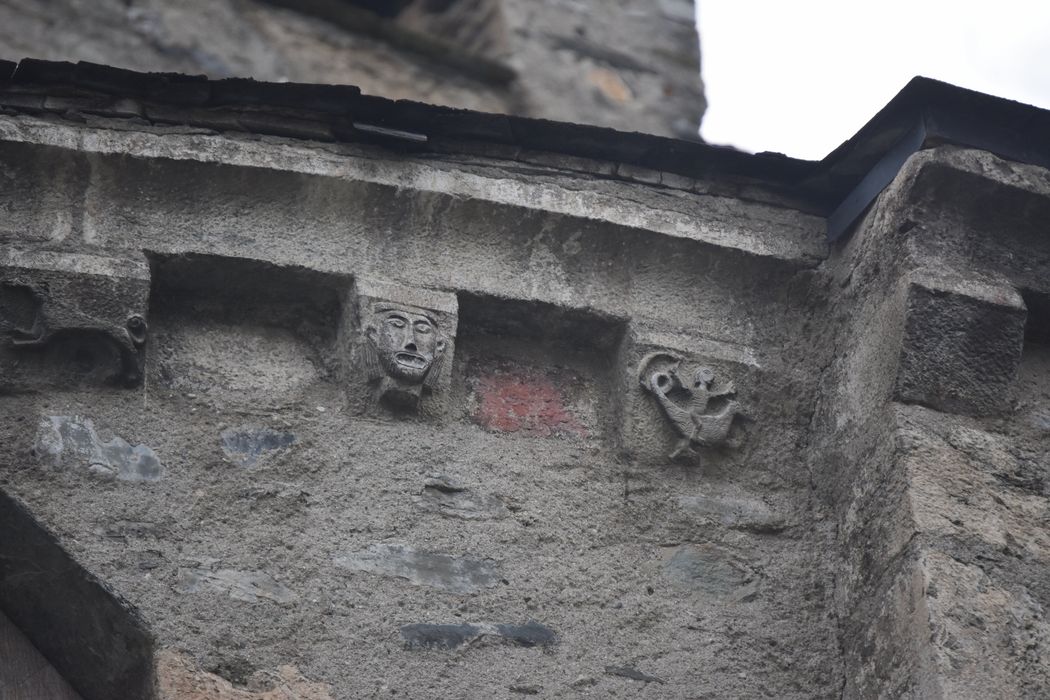 chevet, détail des modillons sculptés