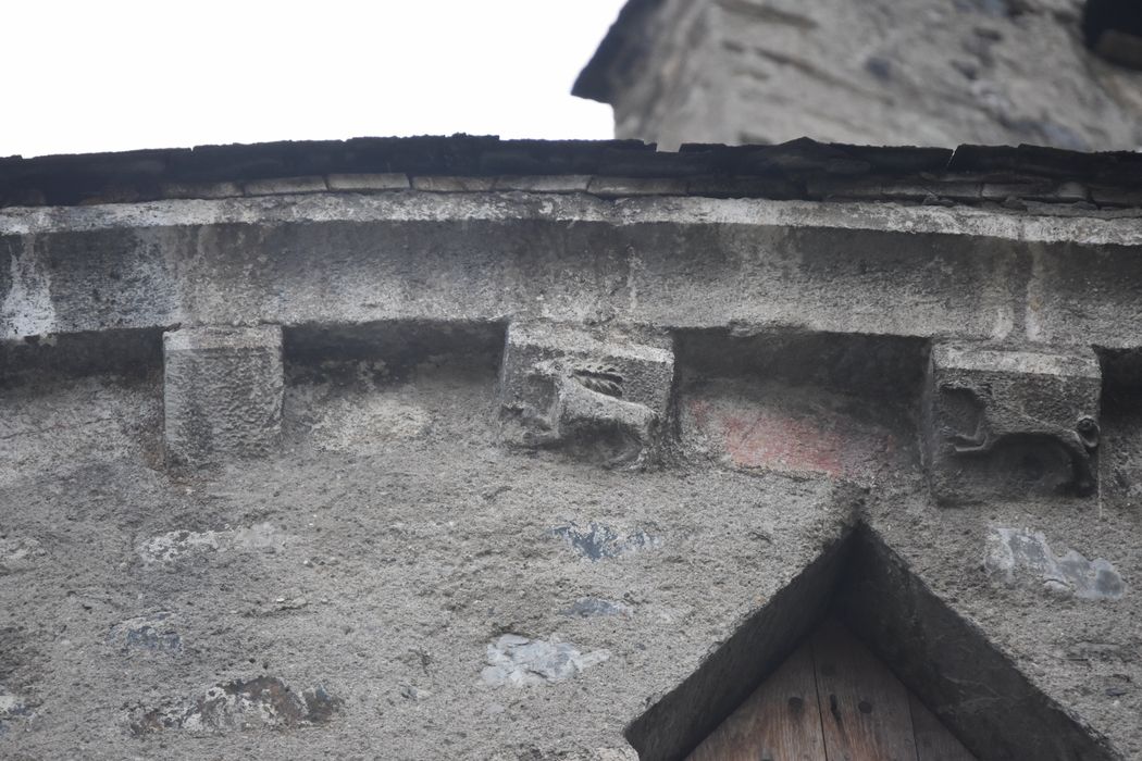 chevet, détail des modillons sculptés
