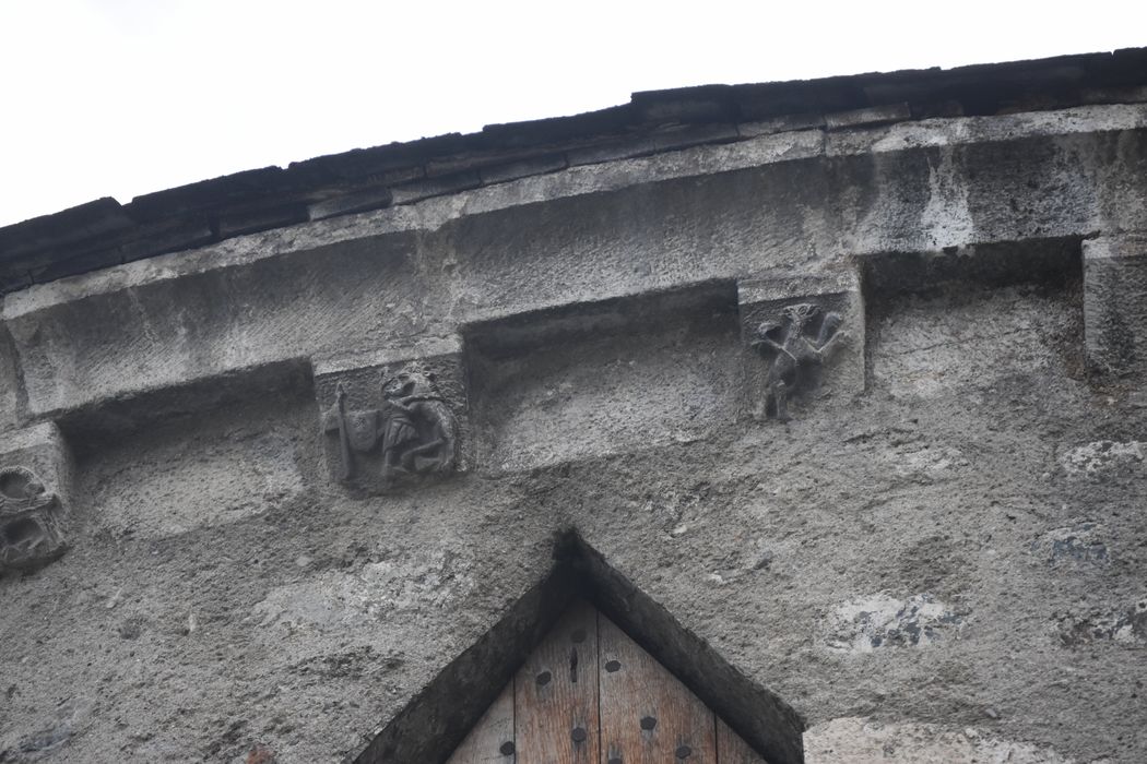 chevet, détail des modillons sculptés