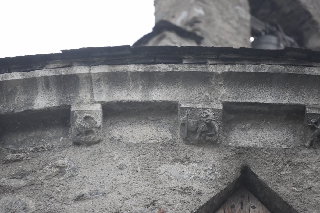 chevet, détail des modillons sculptés