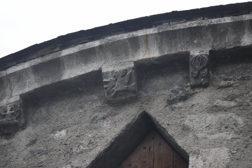 chevet, détail des modillons sculptés