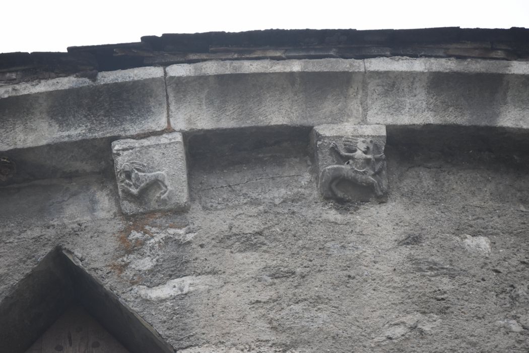chevet, détail des modillons sculptés