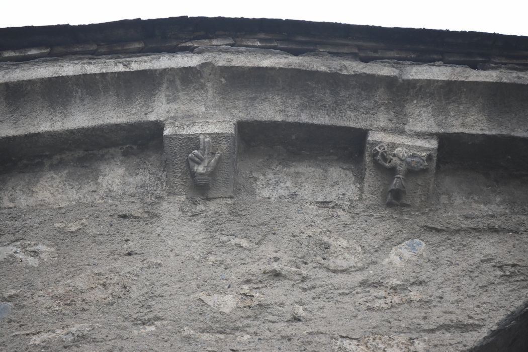 chevet, détail des modillons sculptés