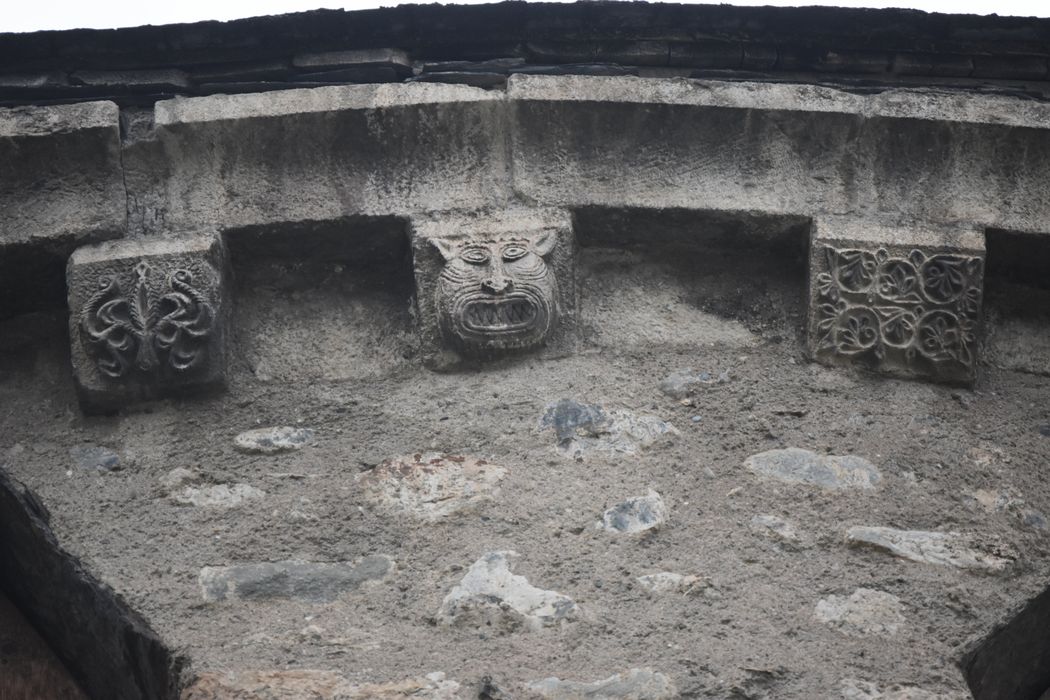 chevet, détail des modillons sculptés
