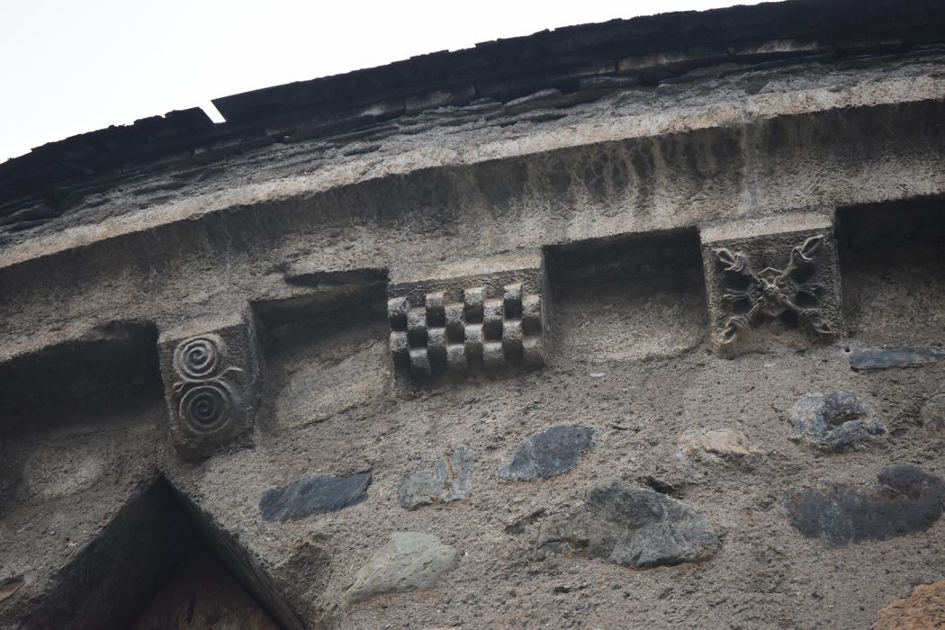 chevet, détail des modillons sculptés